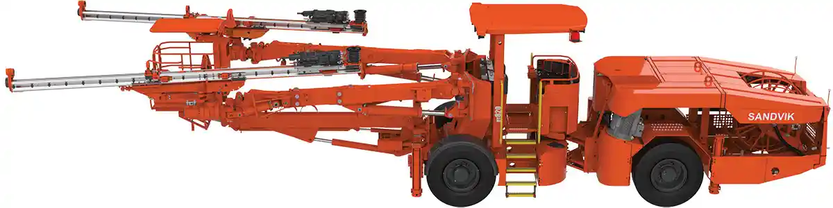 Sandvik proudly presented the key of the first ‘made in India’ DT820 Tunnelling Jumbo