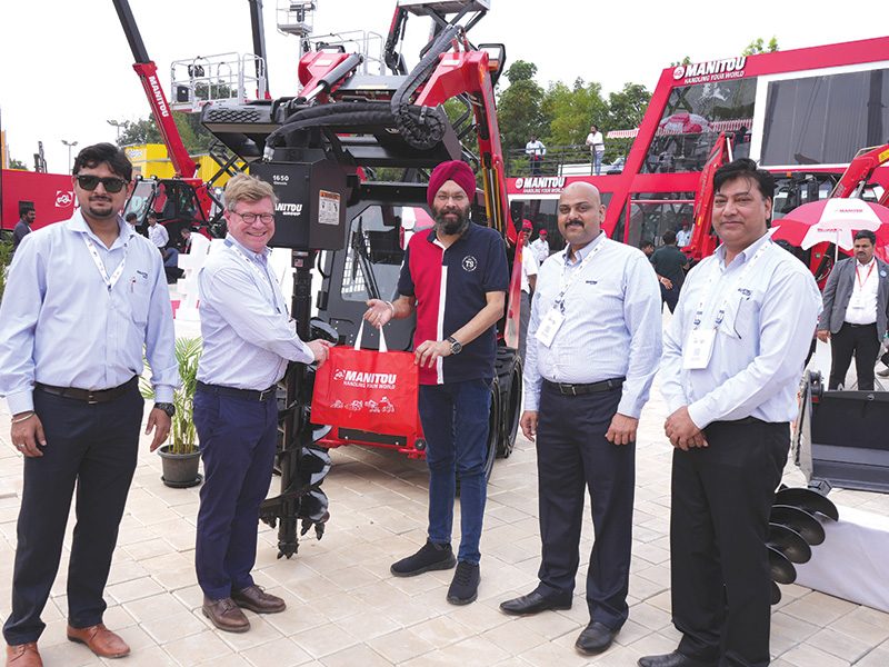 Manitou: Backhoe loaders, scissor lifts, telehandlers
