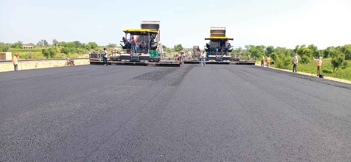 ECHELON Paving at Delhi-Mumbai Expressway with VÖGELE Super 1800-3 Pavers Impressively Wide Incredibly Accurate