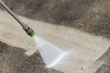 High pressure water jet for cleaning of sand blasted surface