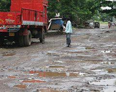 Why do many roads constructed in India fail prematurely?