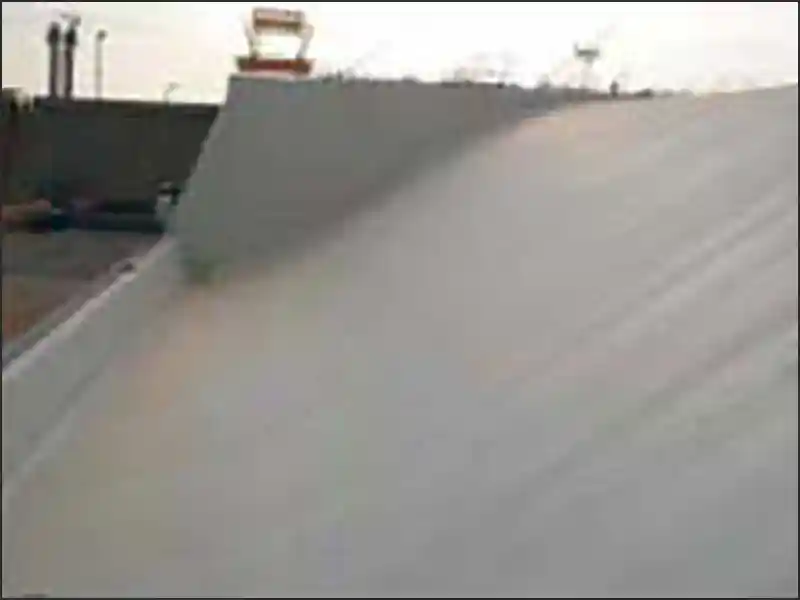 The roof of terminal building is made up of large precast segment
