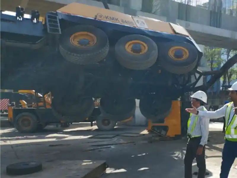 Crane-topples