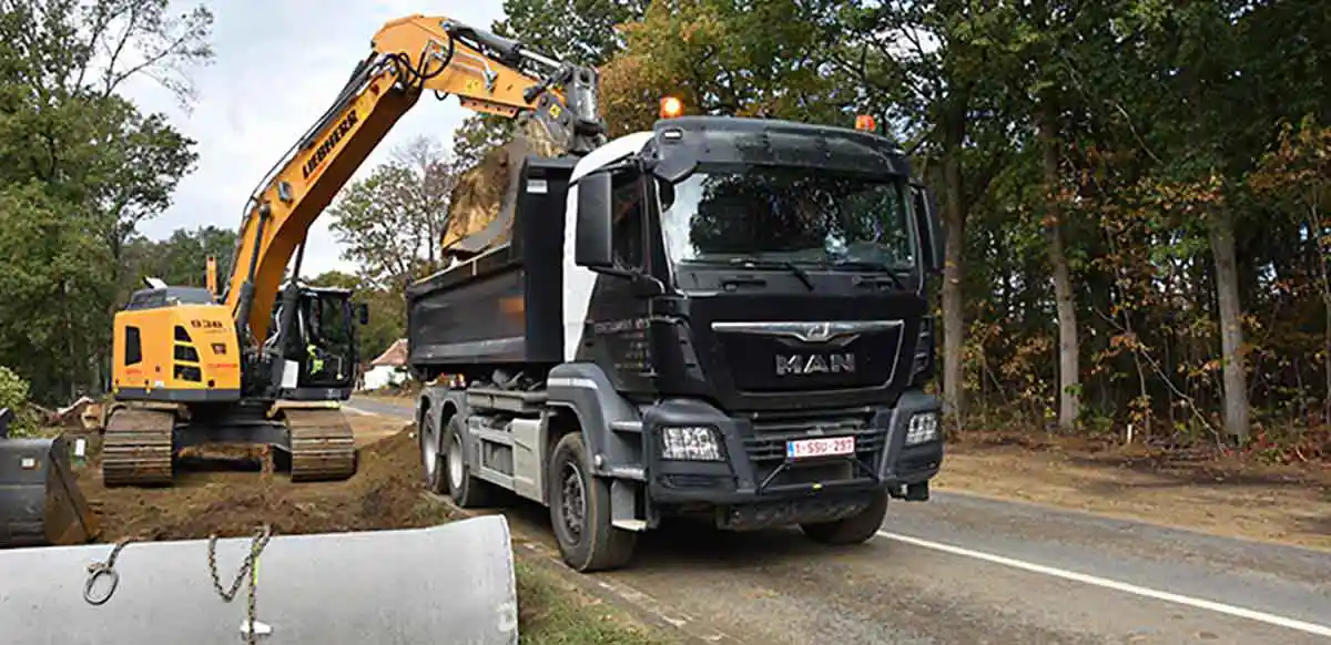 The first Liebherr R 936 Compact crawler excavator in Belgium has been delivered to Elboka N. V.