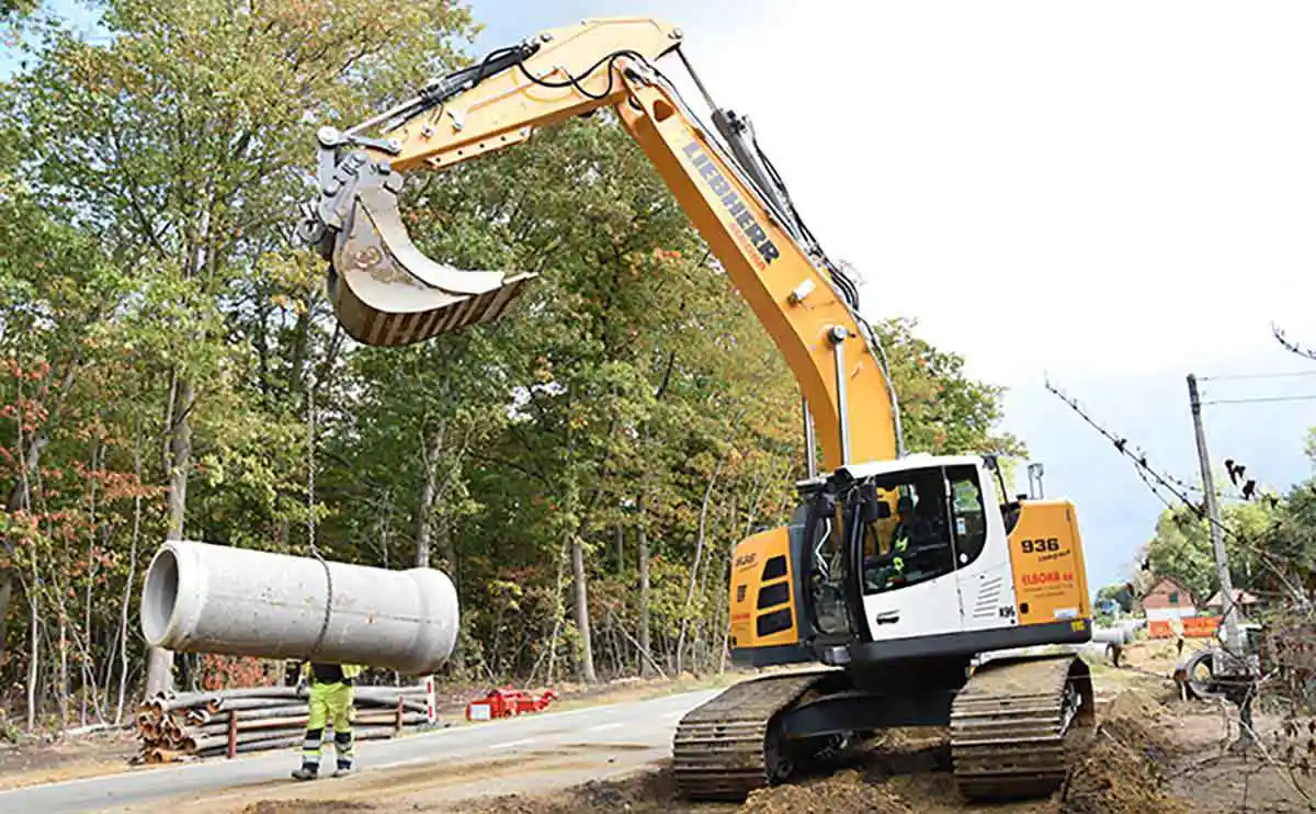 The machine is equipped with a 6.2 m mono boom and a 3.2 m stick.